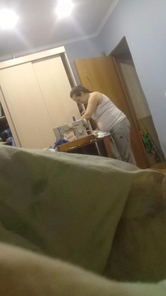 Подглядывает за сестрой со стояком