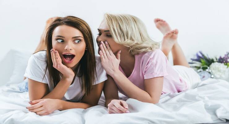 Подсматриваем зя двумя девушками Подсматриваем зя двумя девушками