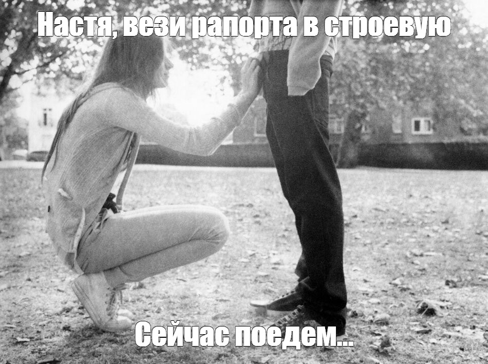 Брюнетка отсасывает жезл стоя на коленях Брюнетка отсасывает жезл стоя на коленях