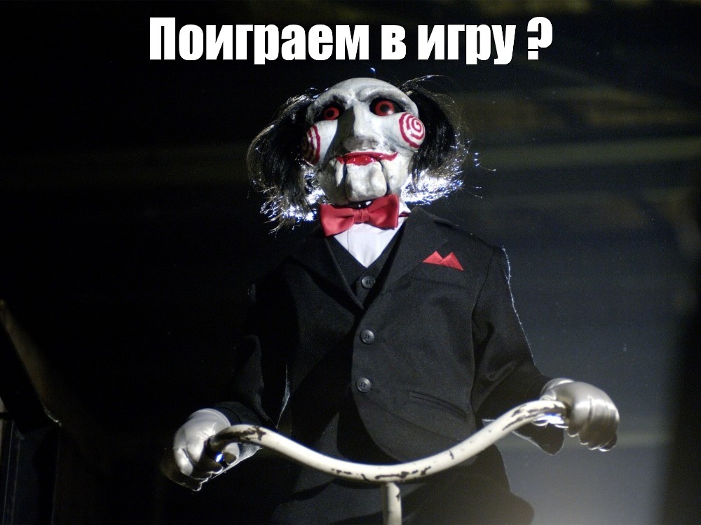 Очаровательная блондинка Алекс немного играет с огромным черным мясом на коленях