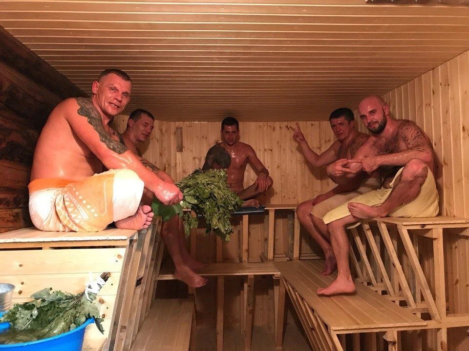 Друзья решили попариться в баньке Друзья решили попариться в баньке
