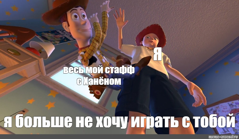 Очаровательная блондинка Алекс немного играет с огромным черным мясом на коленях