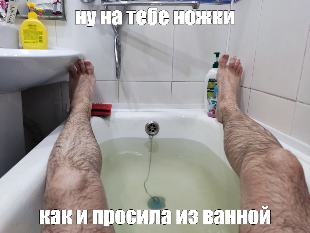 Мужик лёжа в ванной намылил стоящий хер фото