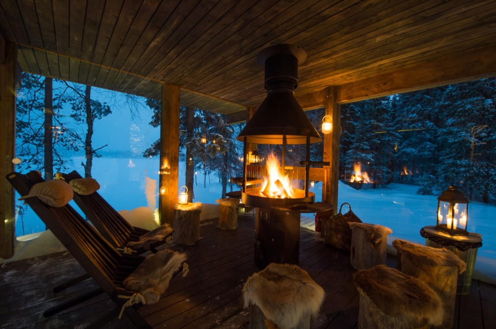 Создать мем "домик в зимнем лесу, arctic treehouse hotel финляндия ...